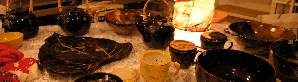 bannière montrant des pièces exposées sur une table