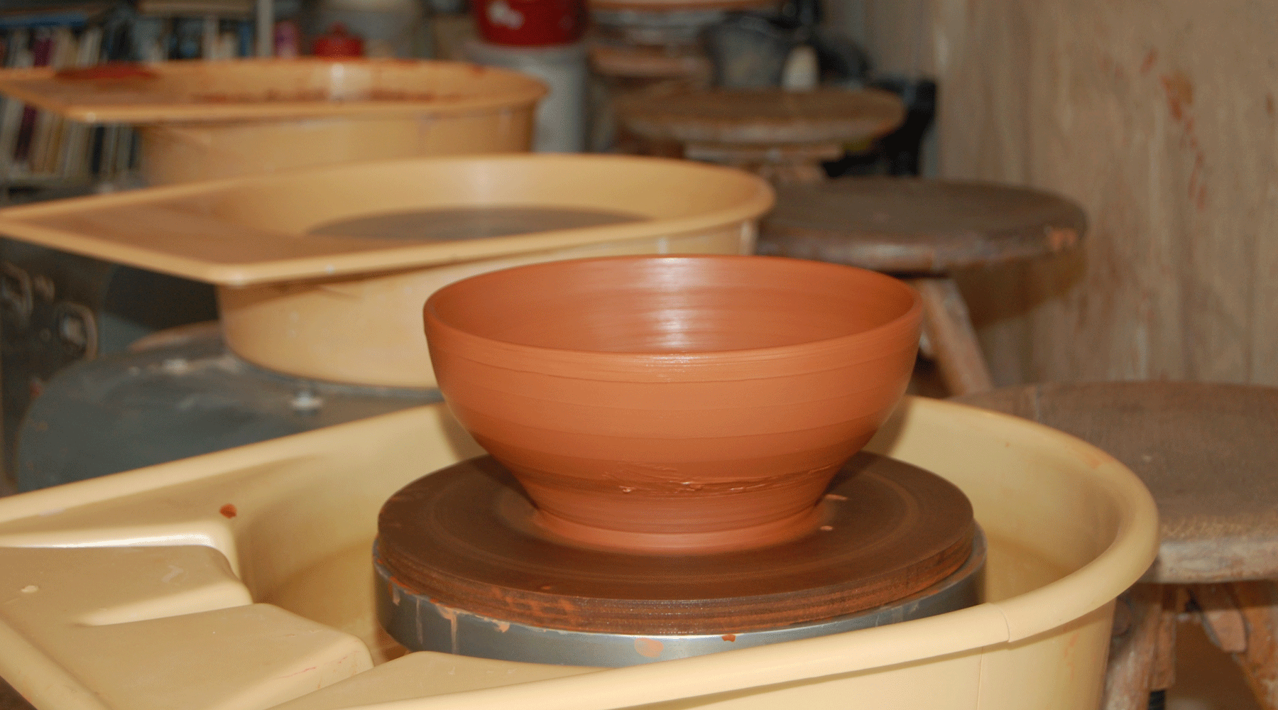 On voit maintenant un saladier